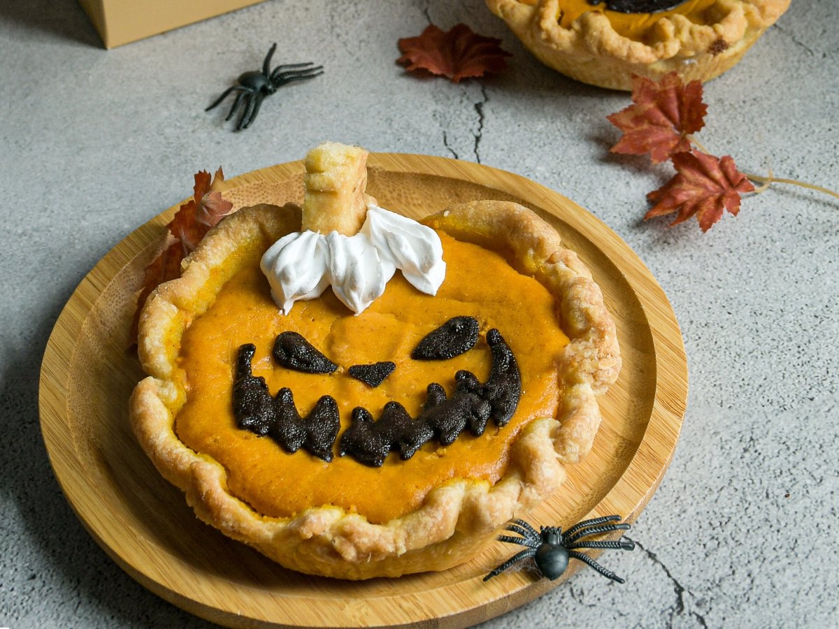 Jack-O-Lantern Pumpkin Pie